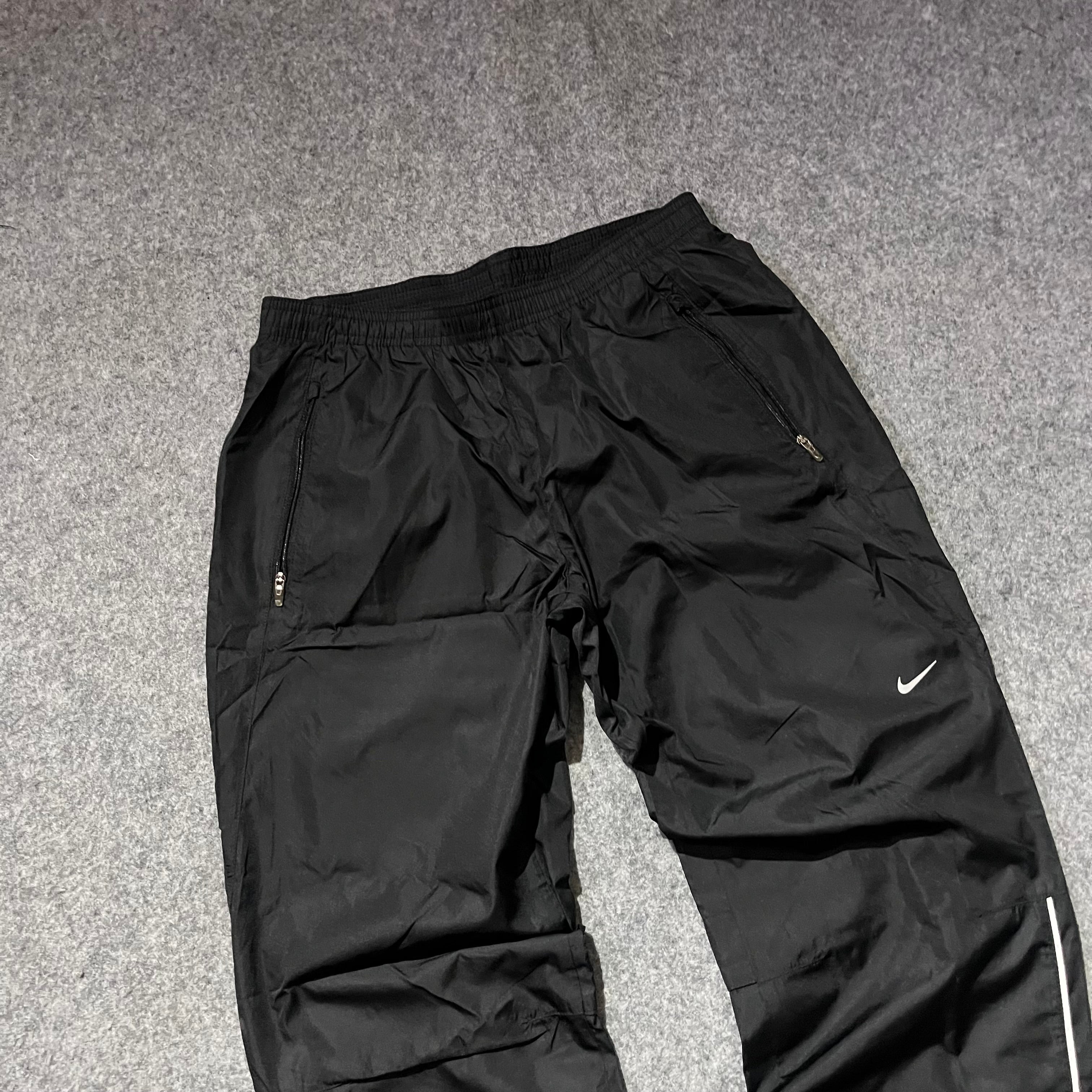 BLACK NIKE