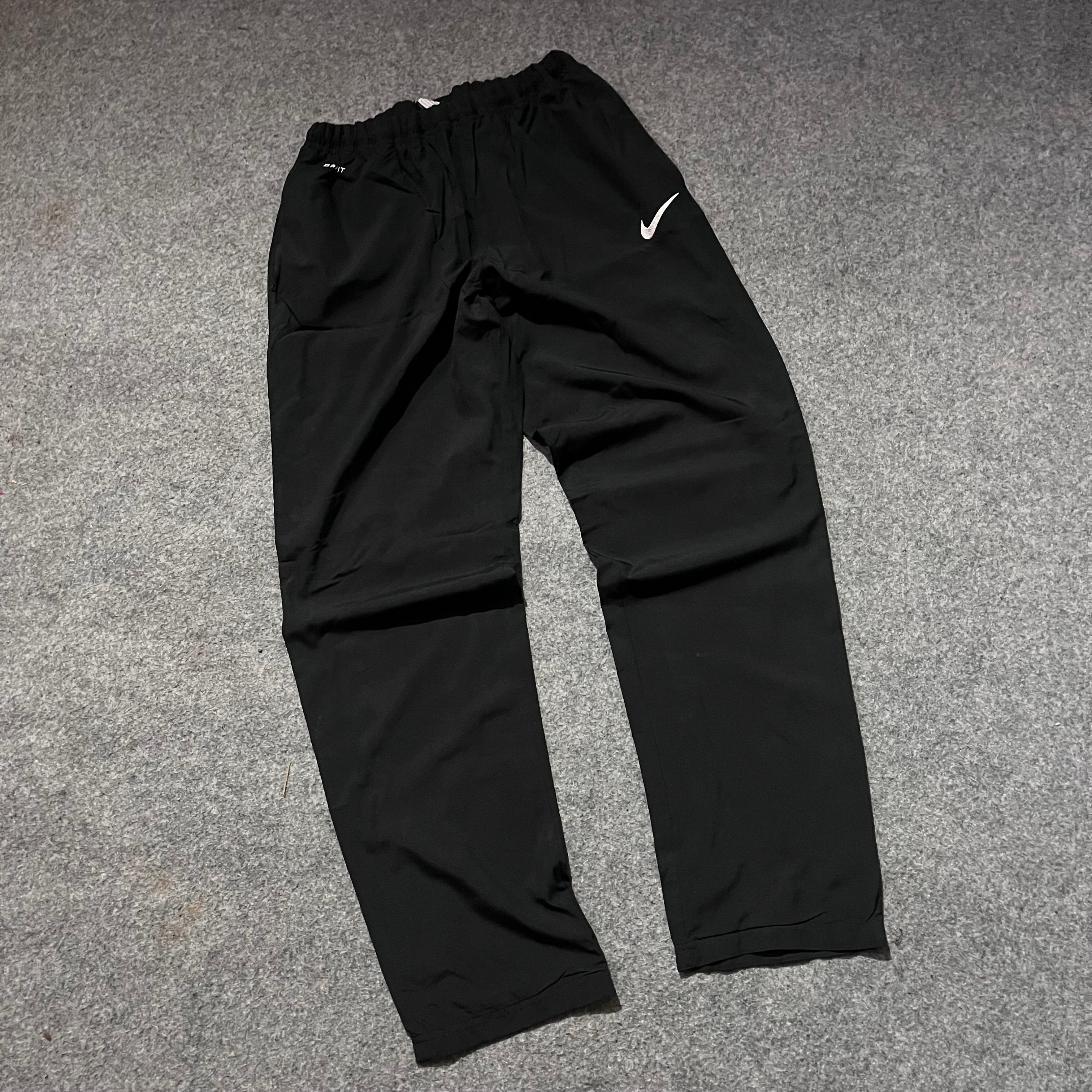 BLACK NIKE