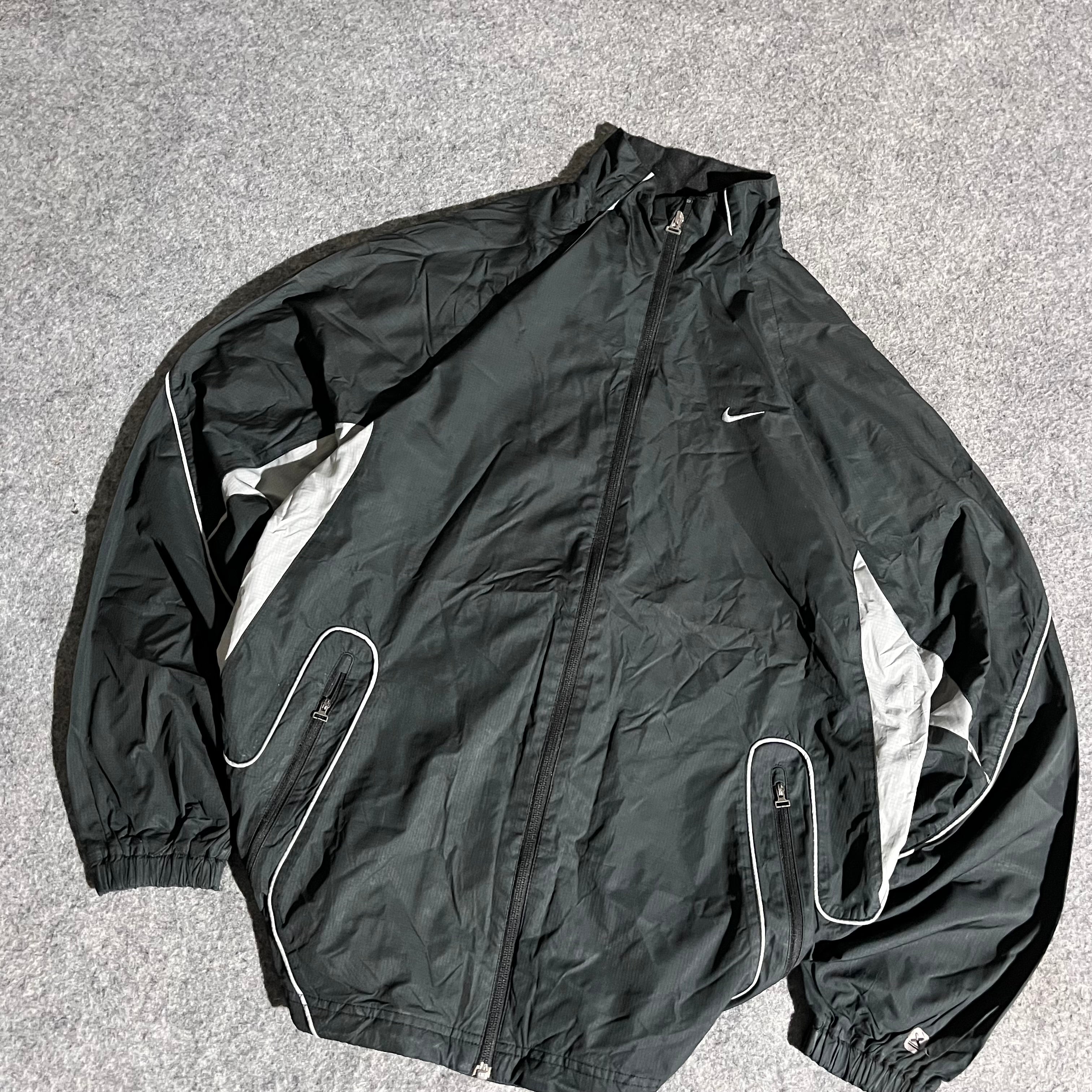 VINTAGE BLACK NIKE