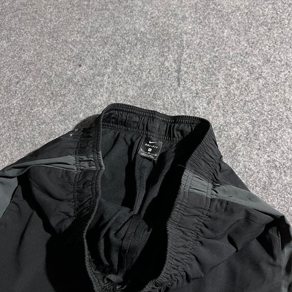 BLACK NIKE