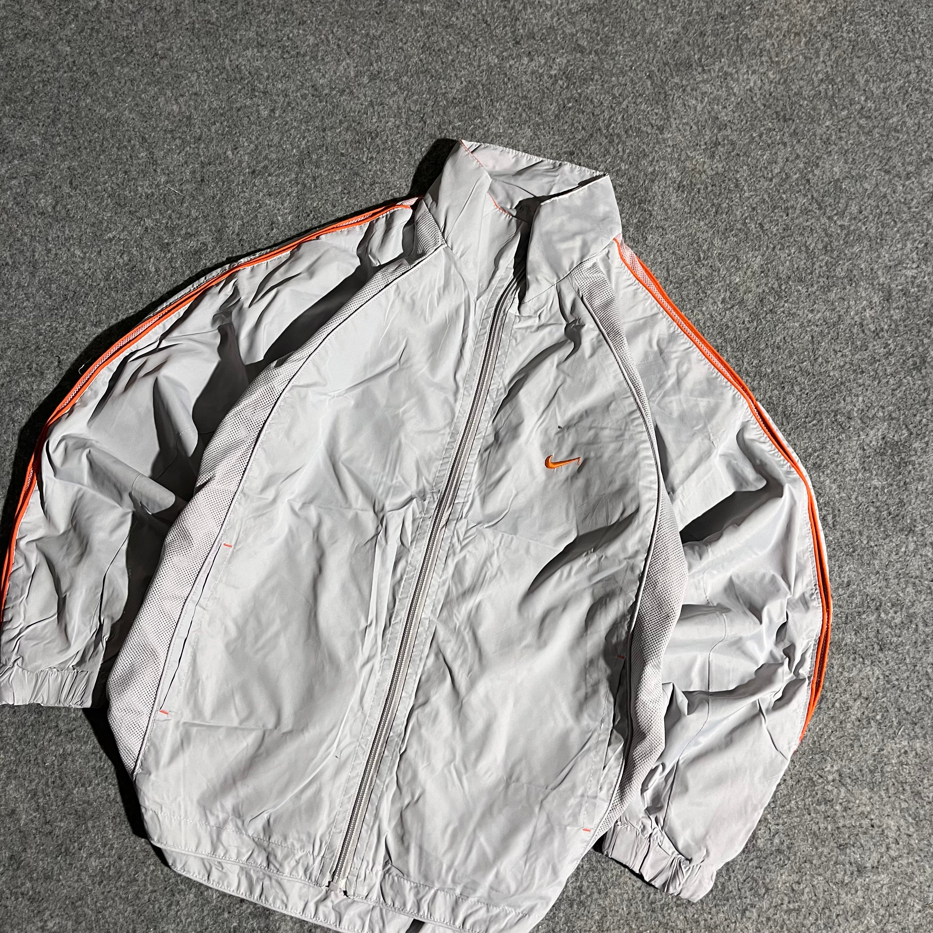 NIKE