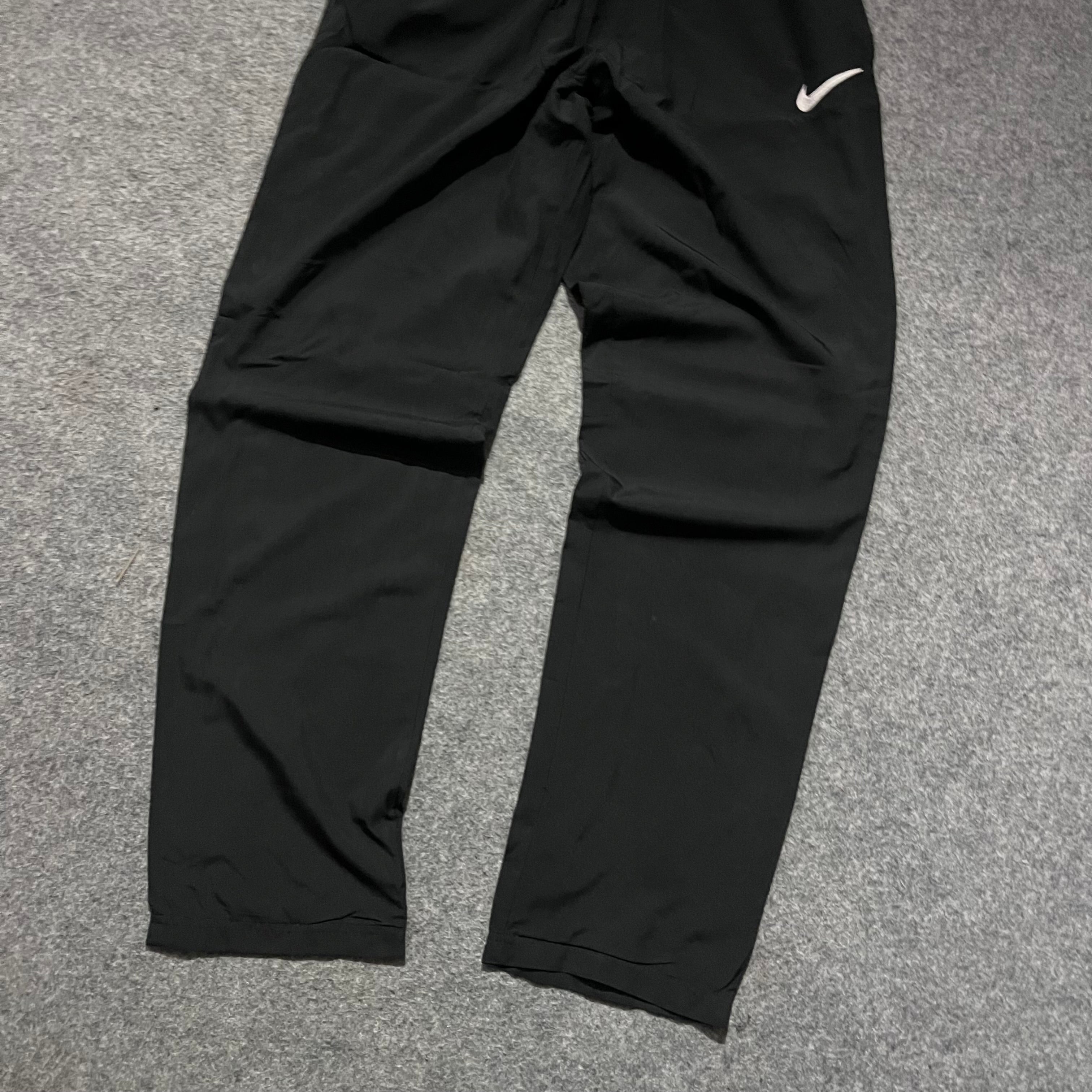 BLACK NIKE