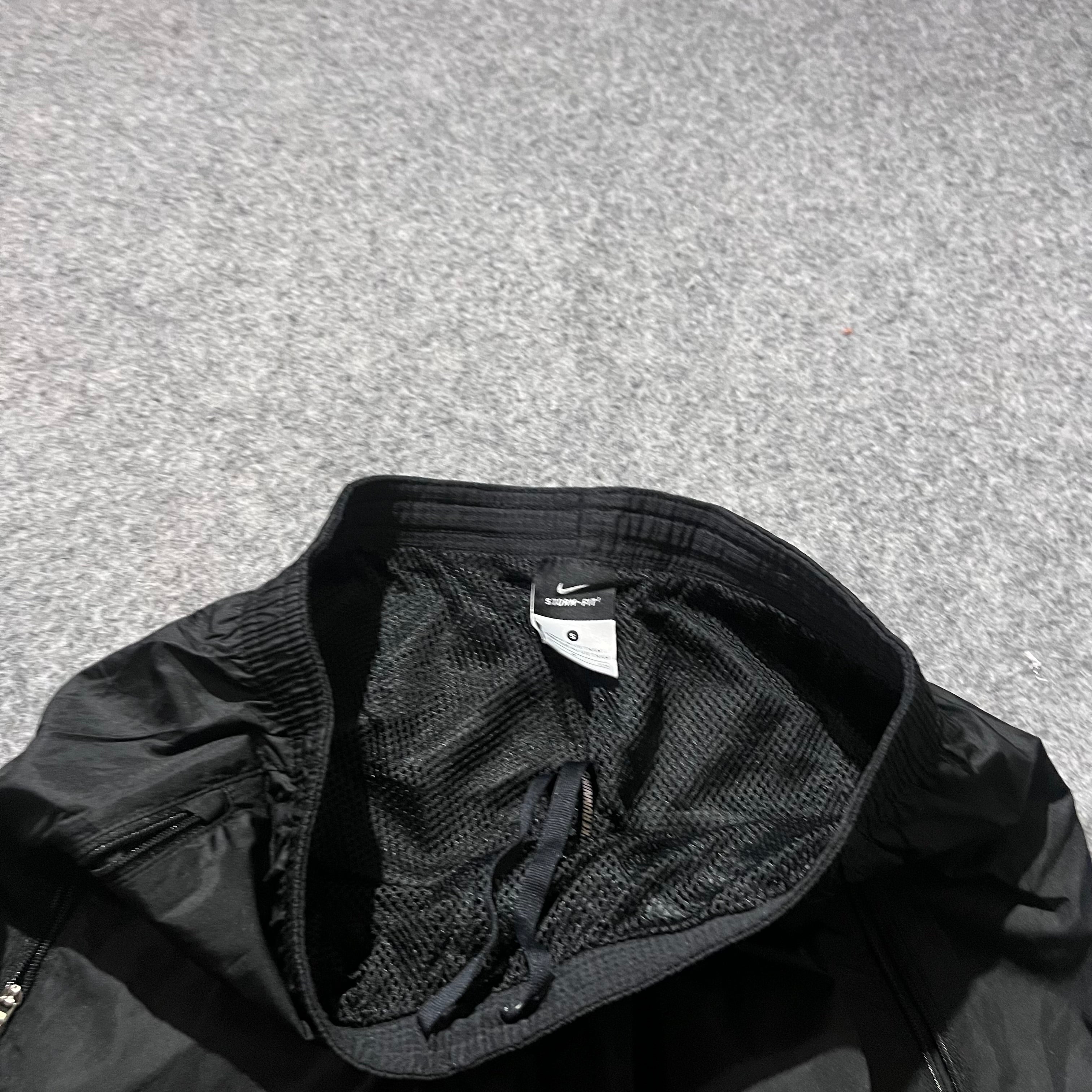 BLACK NIKE