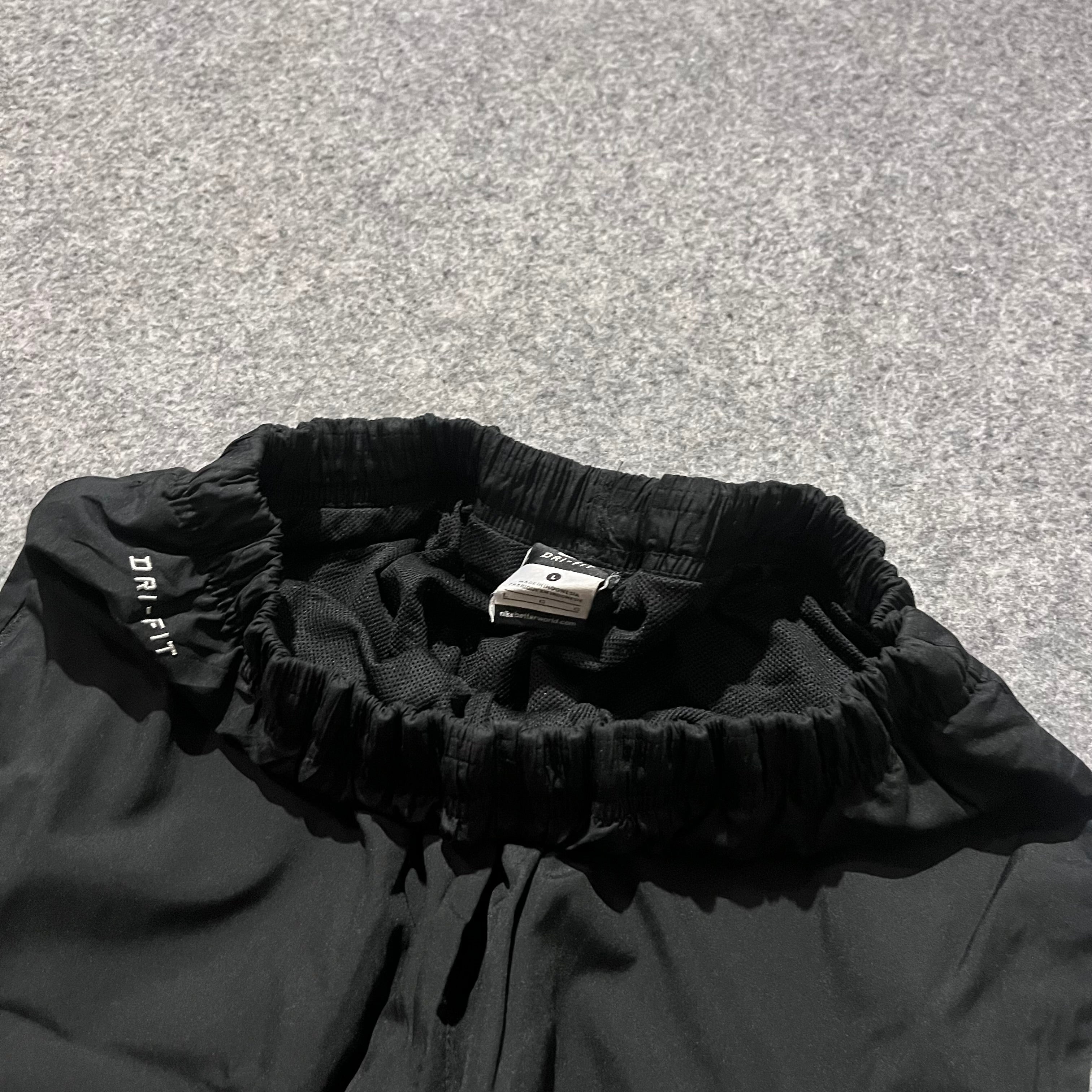 BLACK NIKE
