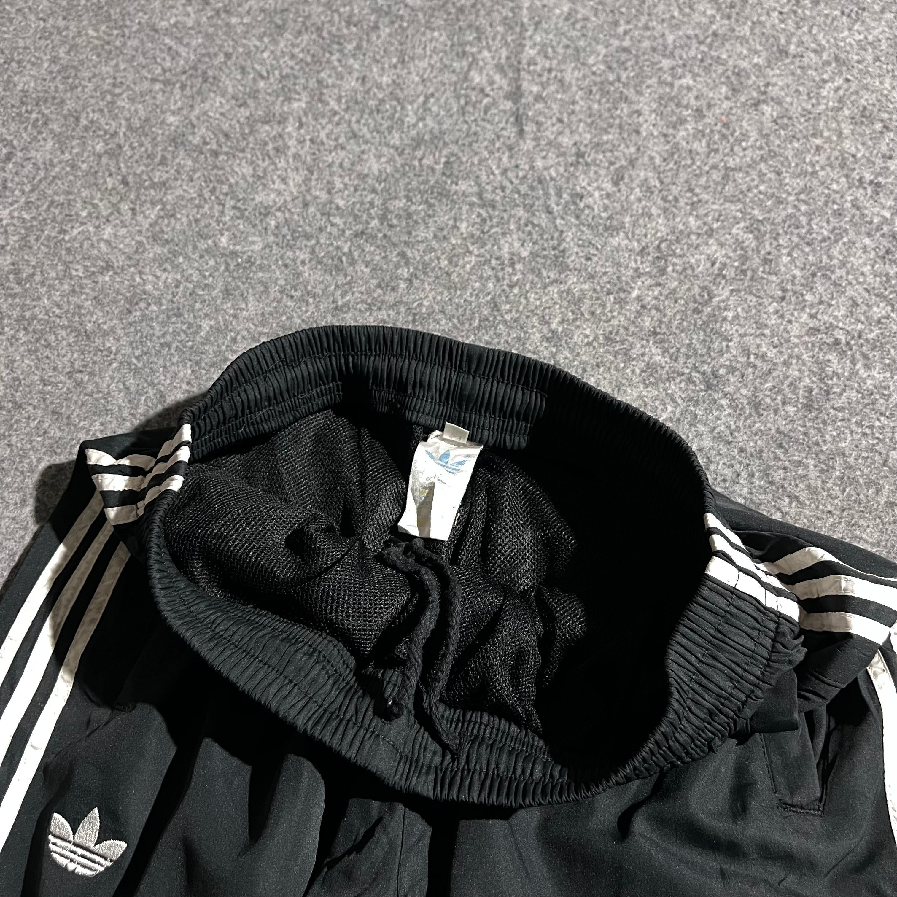 BLACK ADIDAS