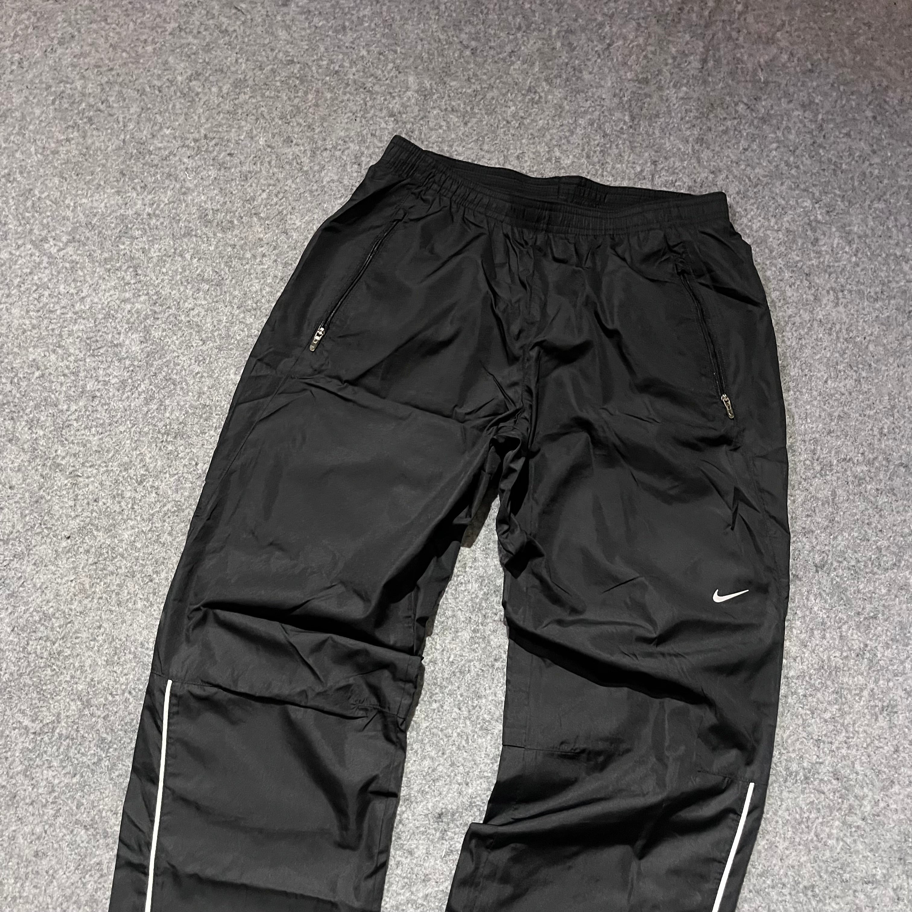 BLACK NIKE