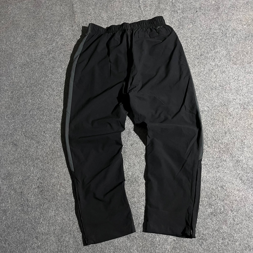 BLACK NIKE