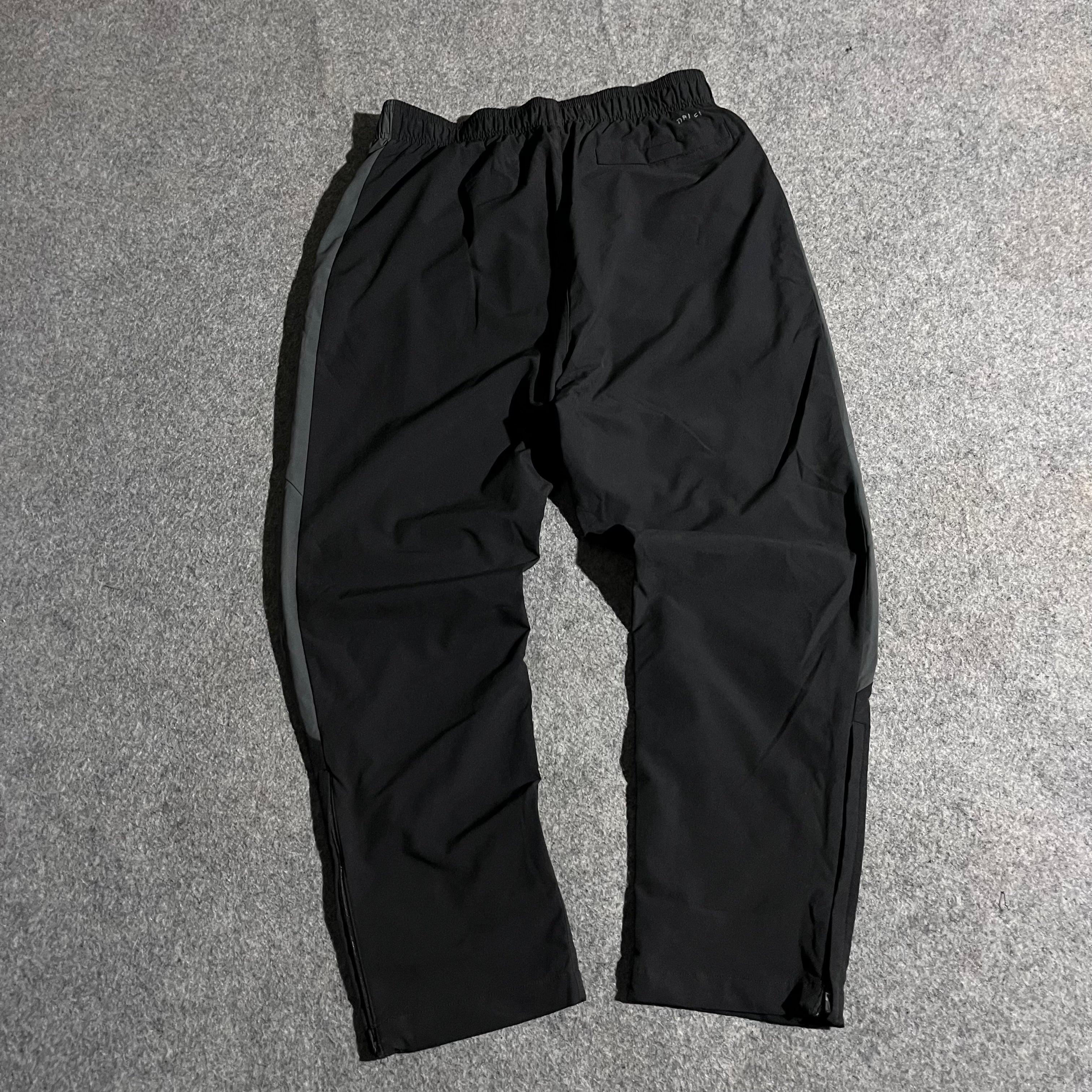 BLACK NIKE