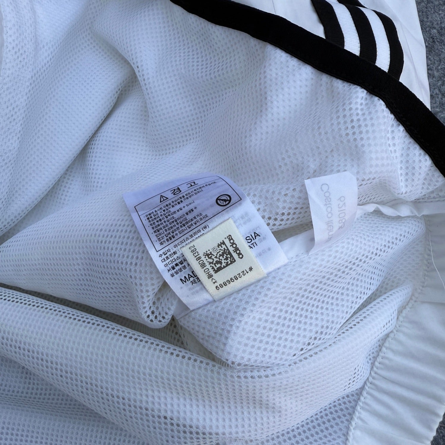 ADIDAS WATER RESISTANT JACKET  (66)