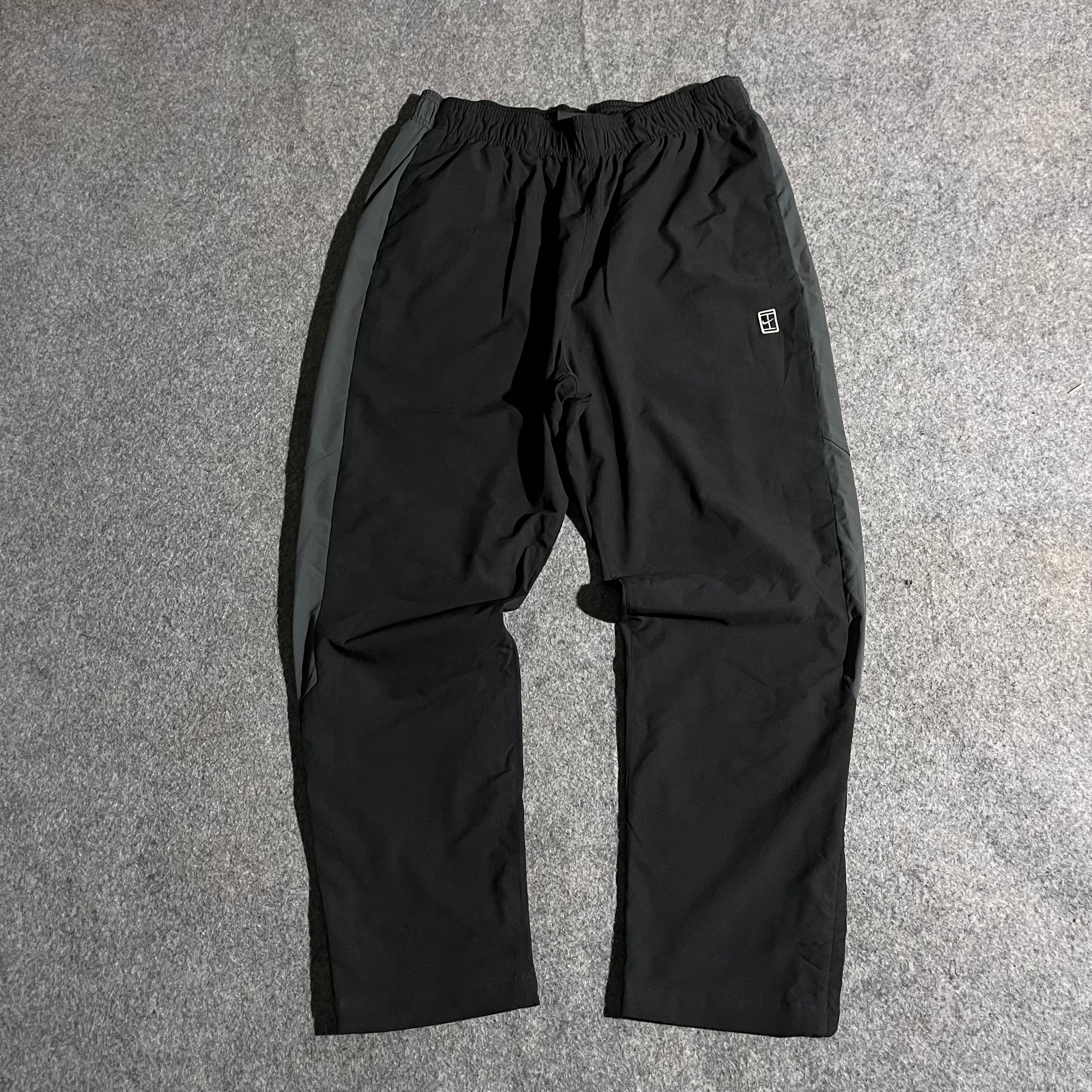 BLACK NIKE