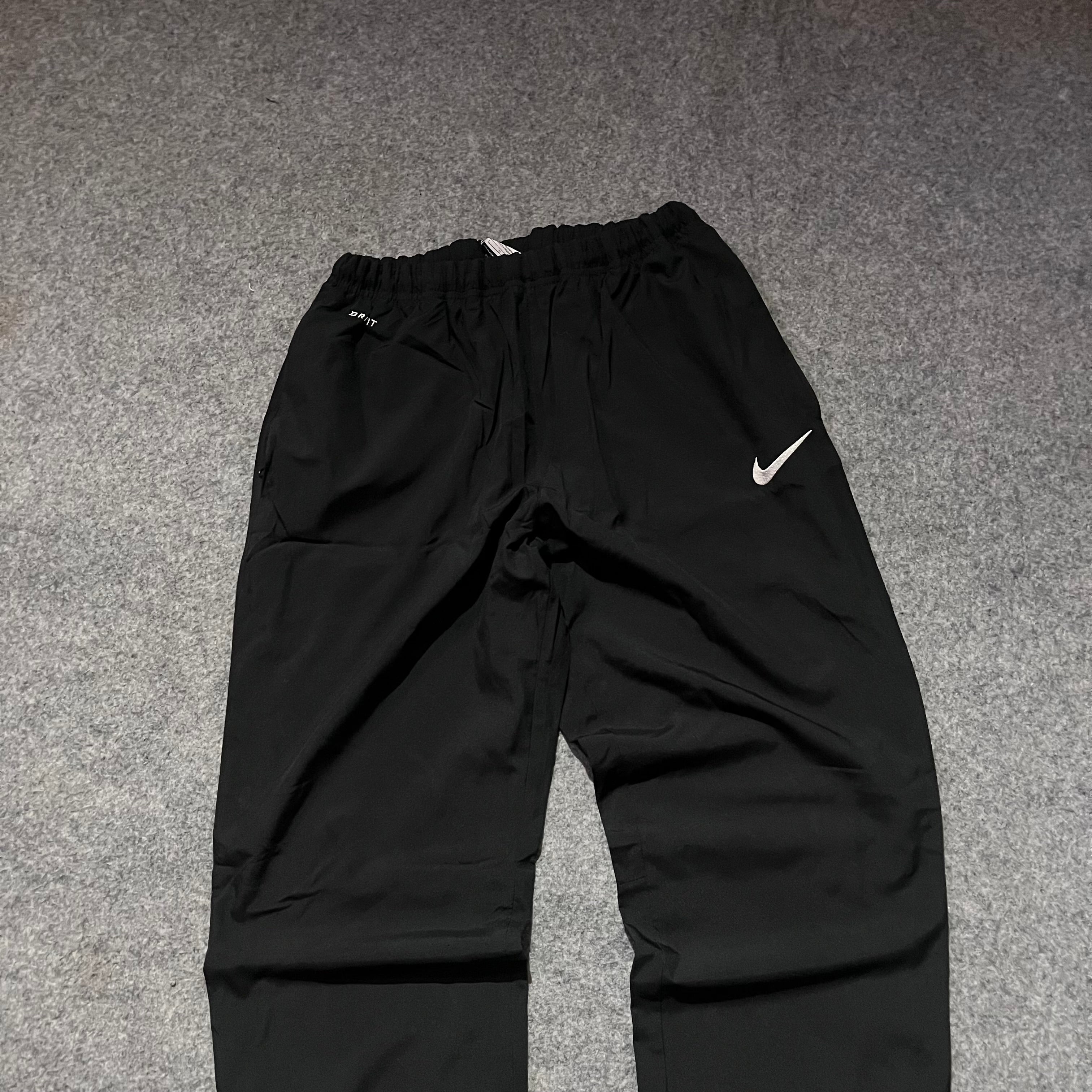 BLACK NIKE