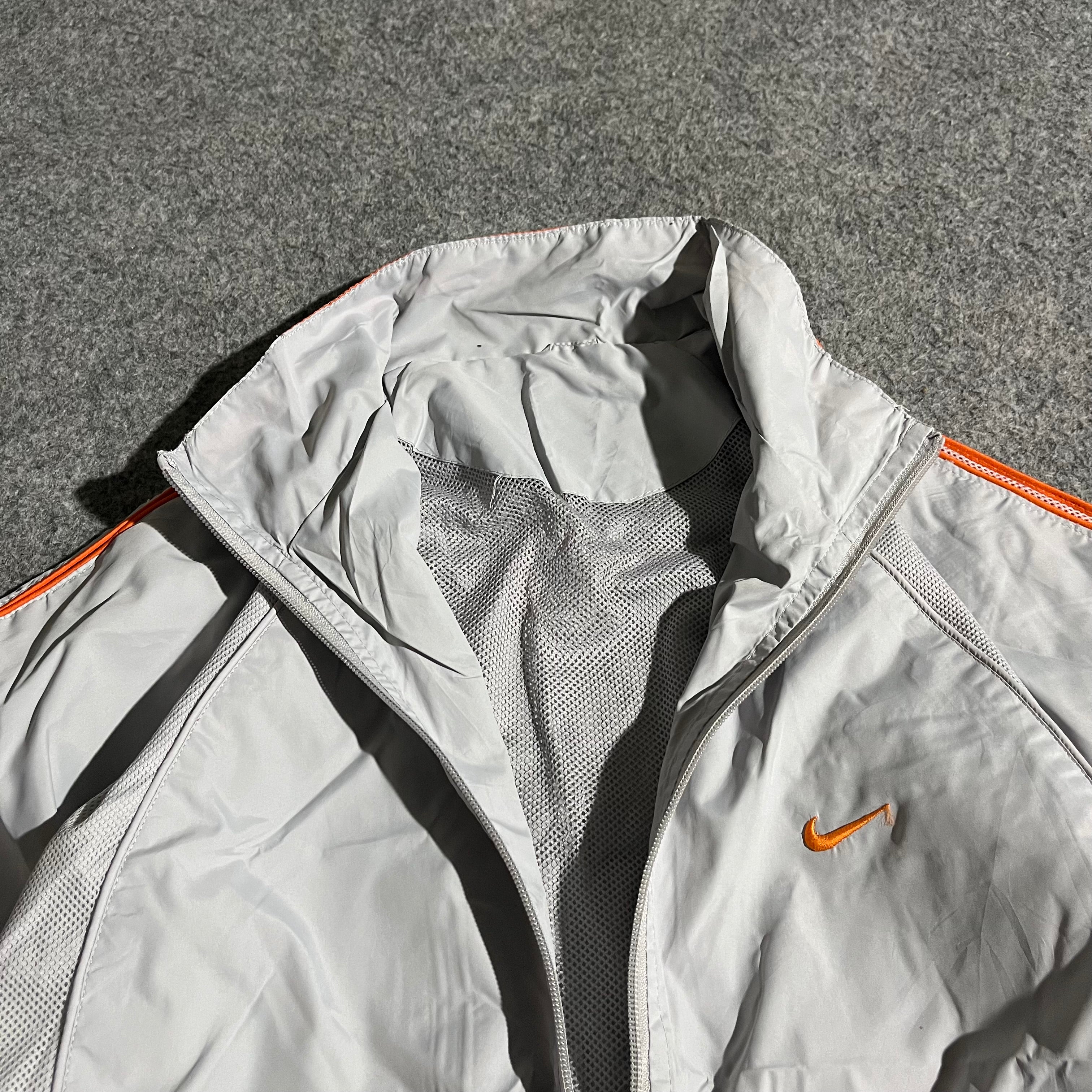 NIKE